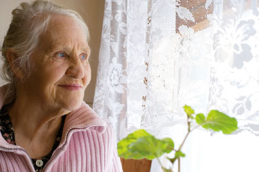 Leistungen Ambulante Pflege - Frau am Fenster